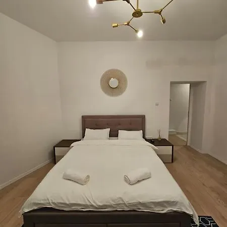 Heart Of Center 4br 2bath Bükreş