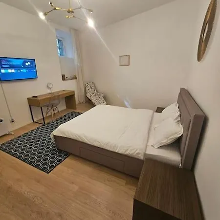 Heart Of Center 4br 2bath Bükreş