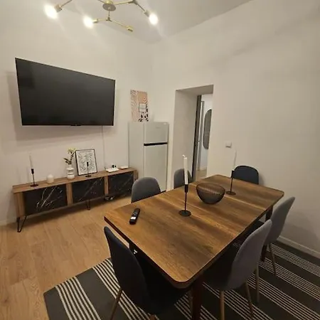 Daire Heart Of Center 4br 2bath Bükreş