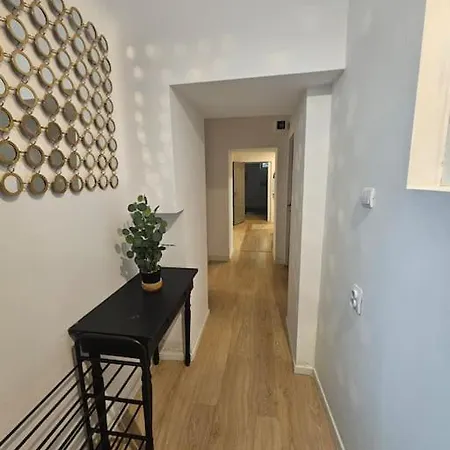 Heart Of Center 4br 2bath Apartament *