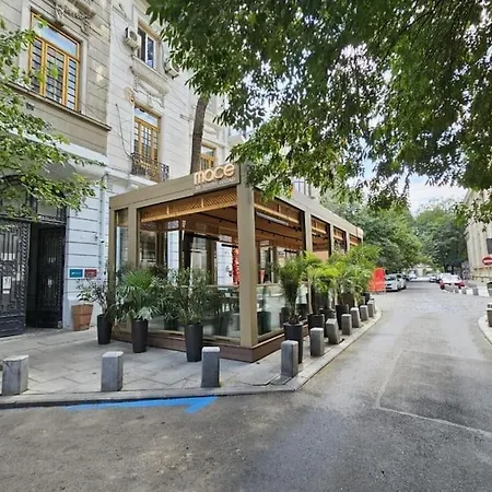 Апартаменти Heart Of Center 4br 2bath