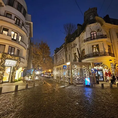 Heart Of Center 4br 2bath Апартаменти *