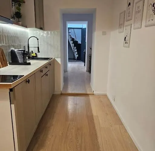 Апартаменти Heart Of Center 4br 2bath