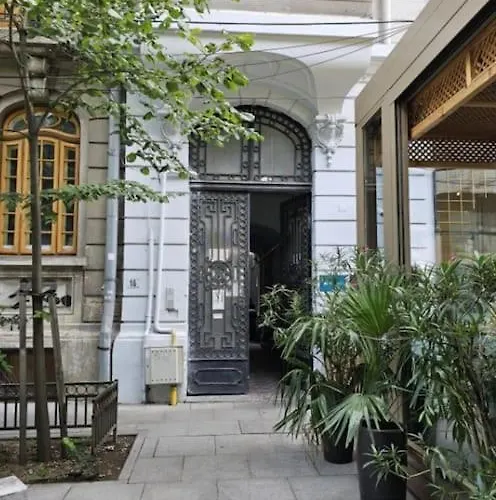 Апартаменти Heart Of Center 4br 2bath