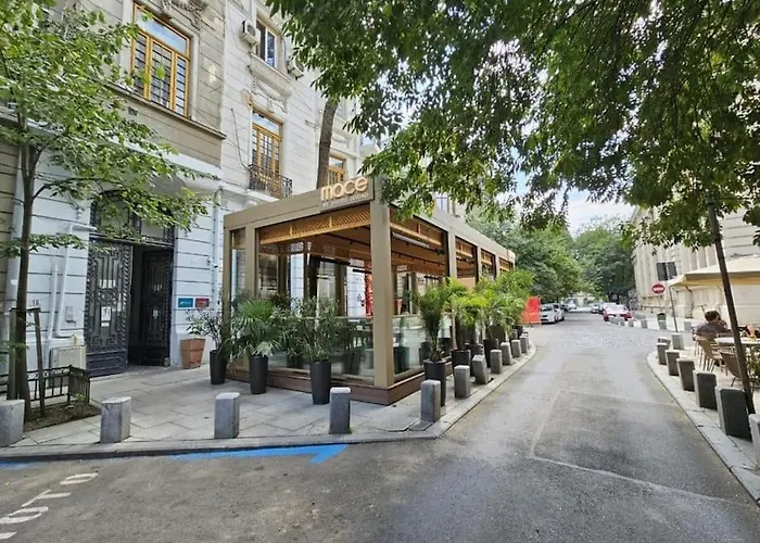 Апартаменти Heart Of Center 4br 2bath