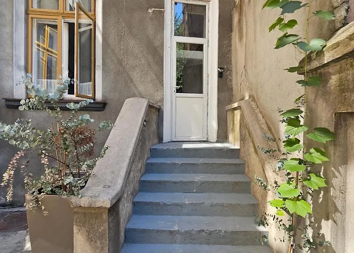 Апартаменти Heart Of Center 4br 2bath *