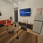Апартаменти Heart Of Center 4br 2bath *