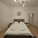 Heart Of Center 4br 2bath Бухарест