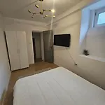 Апартаменти Heart Of Center 4br 2bath