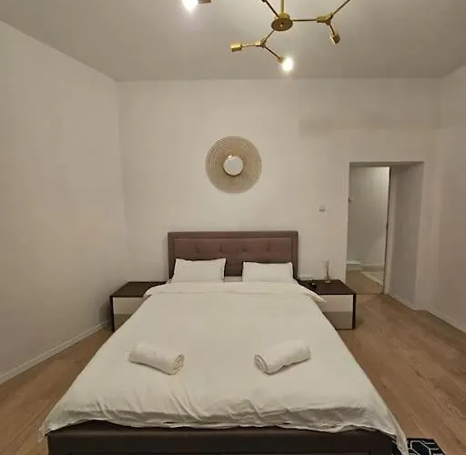 Heart Of Center 4br 2bath Boekarest