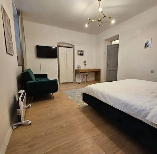 Heart Of Center 4br 2bath Διαμέρισμα *