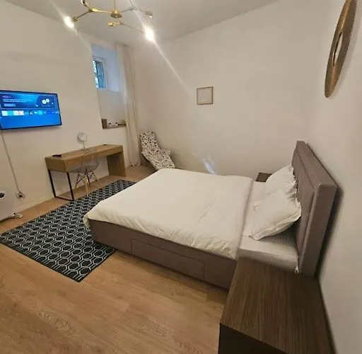 Heart Of Center 4br 2bath Boekarest