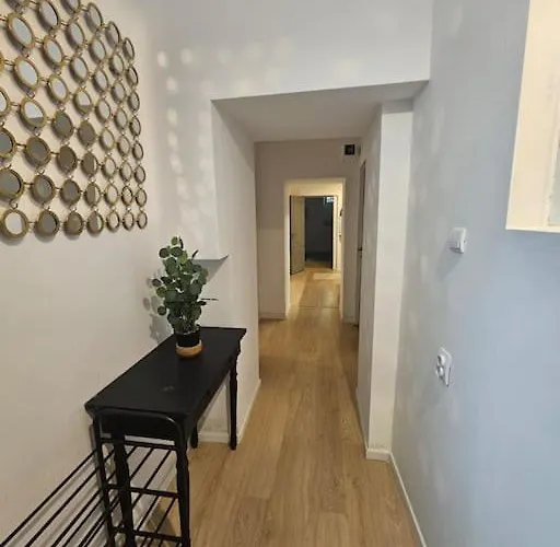 Heart Of Center 4br 2bath Διαμέρισμα *